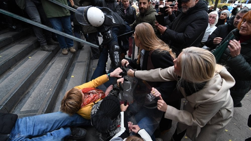 Da li je izostala reakcija Zaštitnika građana i Poverenika na brutalnost policije na protestima? 9