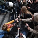 Da li je izostala reakcija Zaštitnika građana i Poverenika na brutalnost policije na protestima? 5