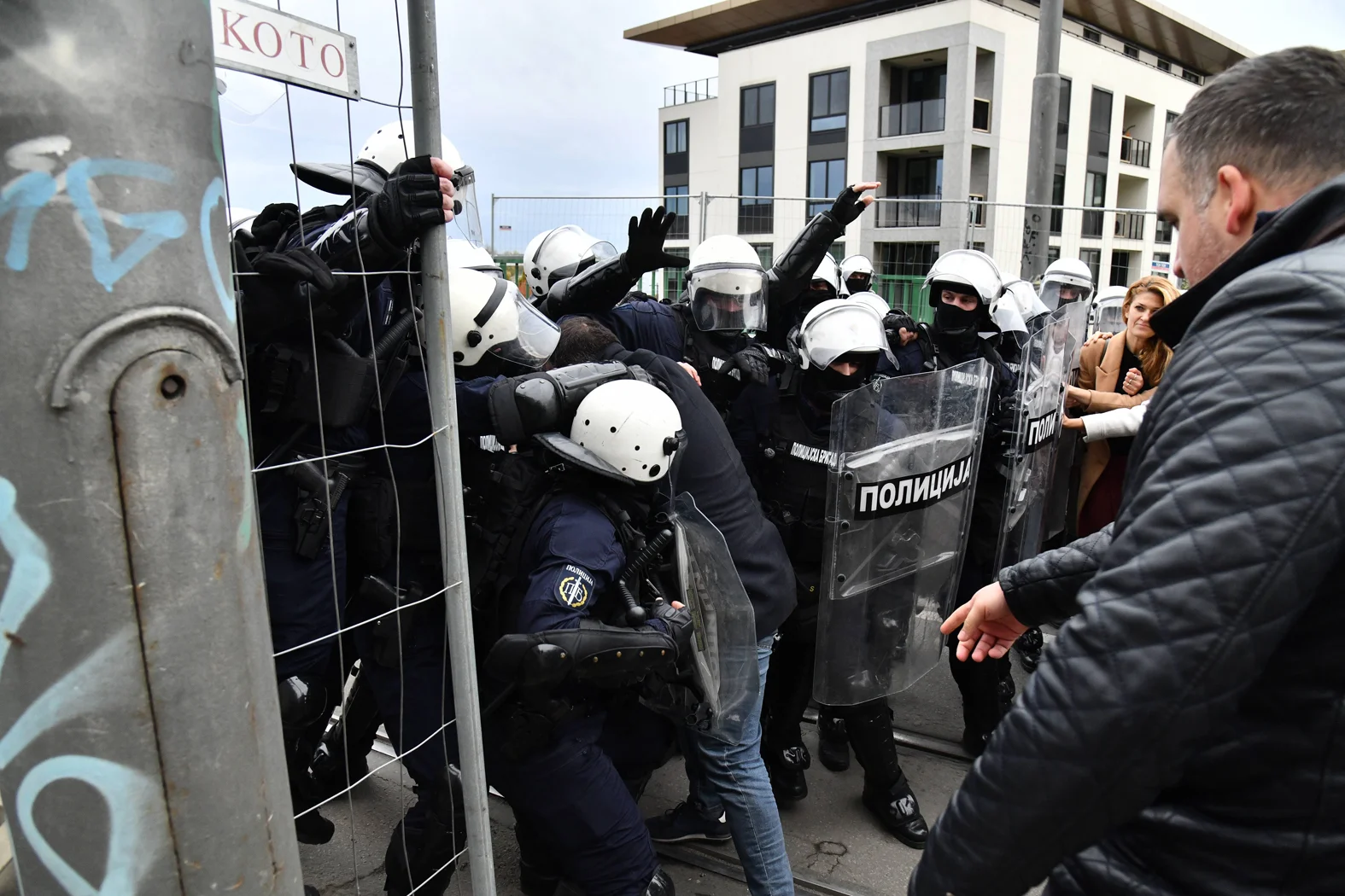 Prepoznatljivi po belim šlemovima i štitovima: Šta je Policijska brigada, koju je Vučić sinoć izveo pred studente? 2