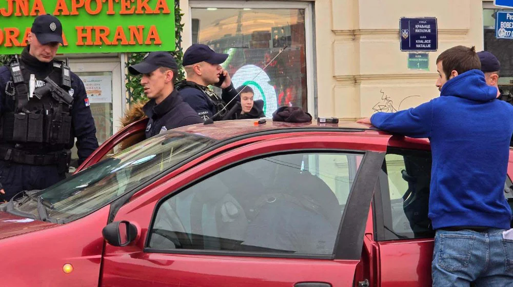 Novi incidenti pre meča Lige šampiona u Beogradu: Prolaznik bezuspešno pokušao da pomogne povređenom navijaču Štutgarta (VIDEO) 1