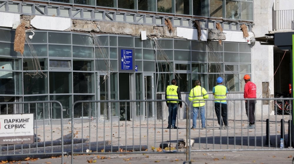 Koliko je Ežis, koji je vršio nadzor na železničkoj stanici u Novom Sadu, zaradio od tog projekta? 10