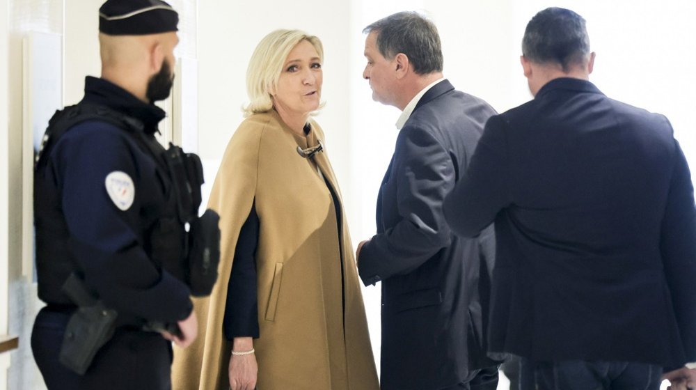 Suđenje francuskoj desničarki: Kako Marin Le Pen peva himnu Donalda Trampa 11