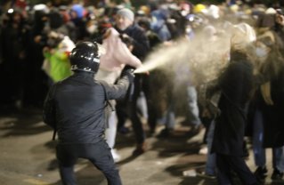 Maskirani policajci u Gruziji jutros izveli kaznenu operaciju: Nemilosrno tukli i hapsili demonstrante (VIDEO, FOTO) 4