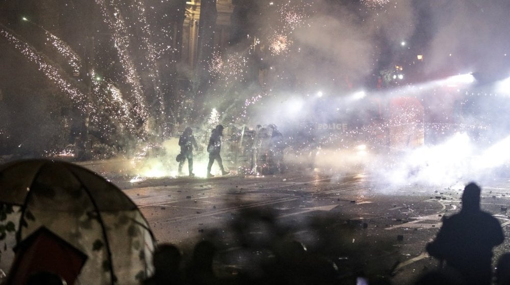 Ne jenjava haos u Gruziji: Suzavcem, gumenim mecima i vodenim topovima na demonstrante 1