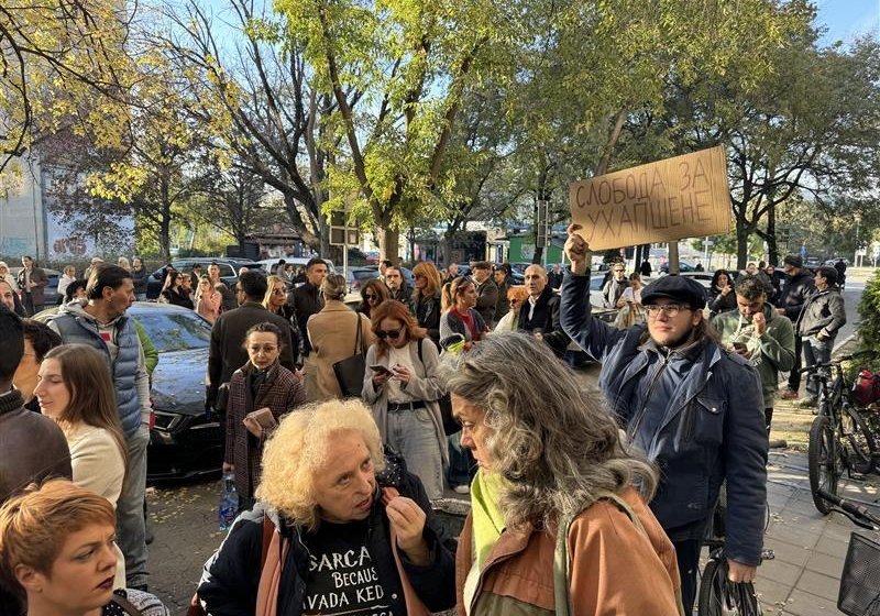 Protest u Novom Sadu: Fekalijama na gradsku kuću, skup podrške pritvorenima 10