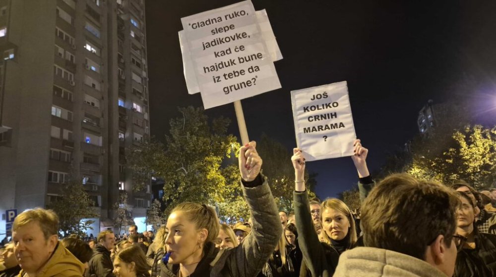 UŽIVO Hiljade građana na protestu u Novom Sadu ispred Železničke stanice: "Vučiću ubico" "ostavke", crvena boja na Prekršajnom sudu (FOTO, VIDEO) 10