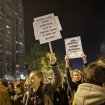 UŽIVO Hiljade građana na protestu u Novom Sadu ispred Železničke stanice: "Vučiću ubico" "ostavke", crvena boja na Prekršajnom sudu (FOTO, VIDEO) 11