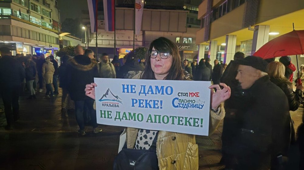 Protest u Kraljevu: Građani brane potpise za referendum o opstanku apoteka (FOTO/VIDEO) 1