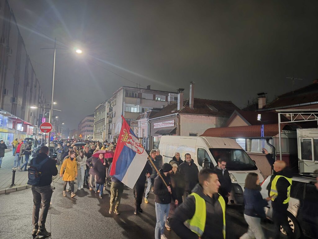 Protest u Kraljevu: Građani brane potpise za referendum o opstanku apoteka (FOTO/VIDEO) 2