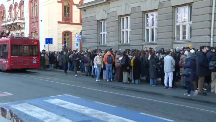 "15 minuta tišine za 15 žrtava": Studenti Filozofskog i FPN prekinuli nastavu 11