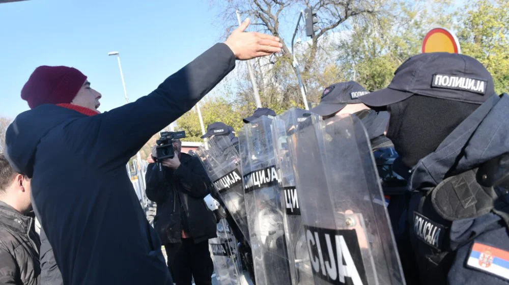 Ponovo blokada Starog savskog mosta, Miketić pozvao građane da ne napadaju policajce 10