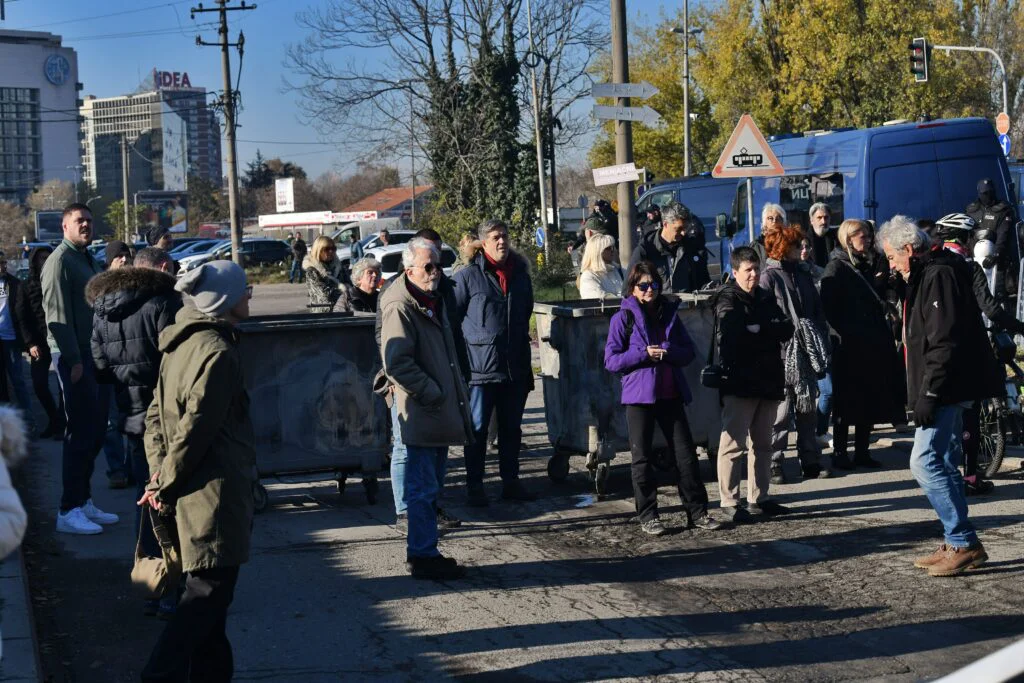 Blokada Starog savskog mosta: Miketić pozvao građane da ne napadaju policajce, blokirana ulica kod Starog sajmišta (FOTO) 2