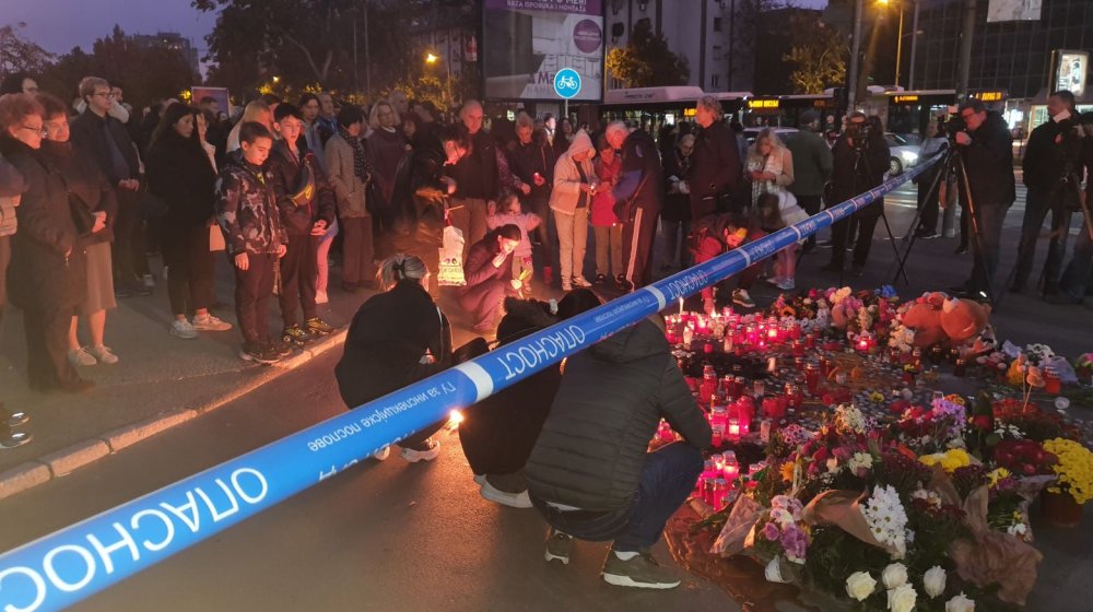 Građani u Novom Sadu odaju poštu stradalima, blokiran saobraćaj kod Železničke stanice (FOTO) 9