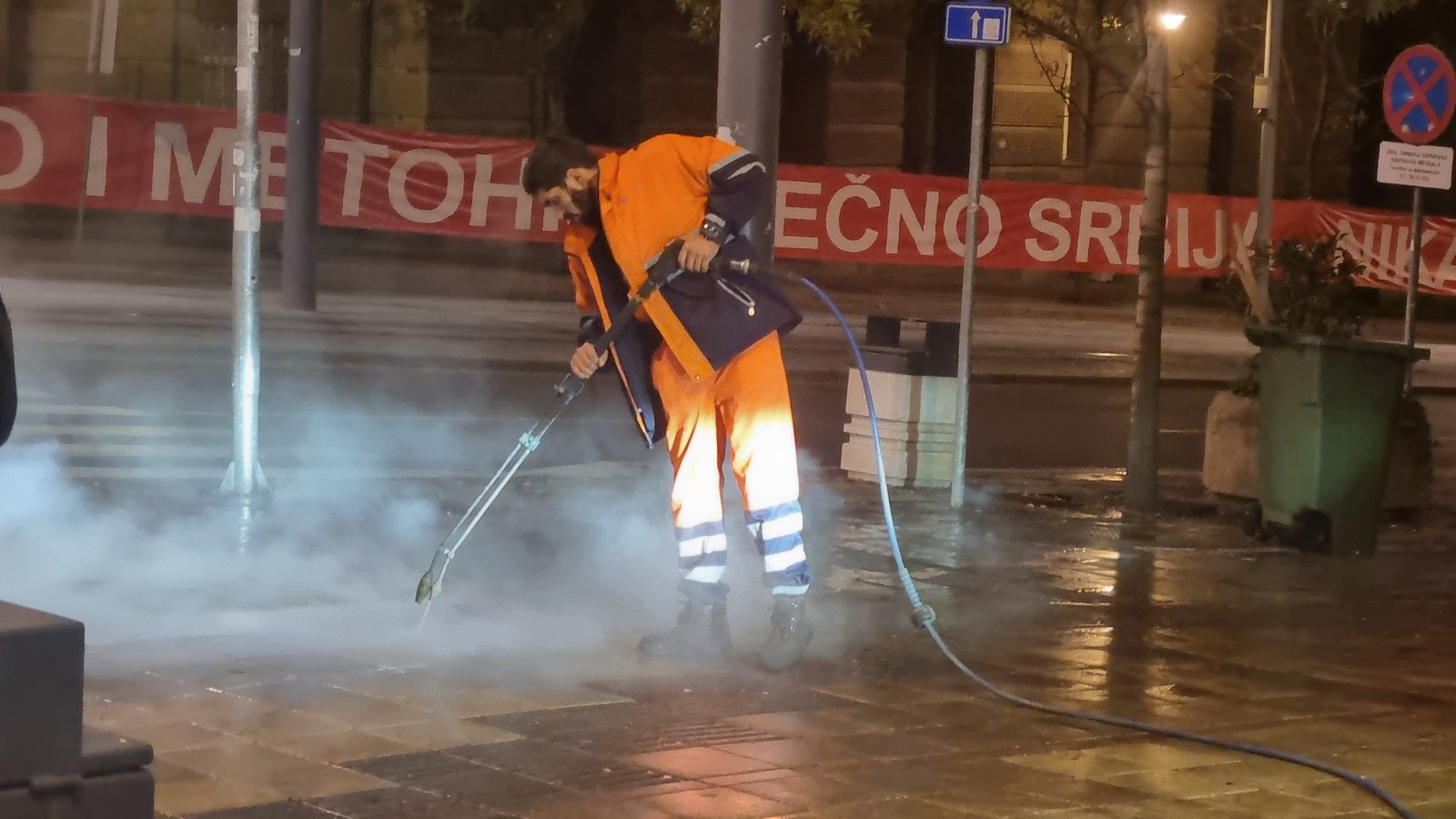 (FOTO) Čiste se crveni tragovi ispred Vlade Srbije koje su ostavili aktivisti ZLF-a 3