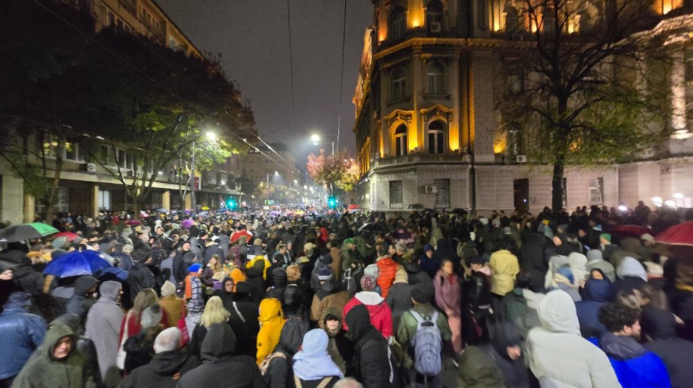 "Narod tera batinaše": Pojavio se snimak sa protesta mladića u crnim kapuljačama i fantomkama (VIDEO) 11