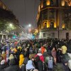 "Narod tera batinaše": Pojavio se snimak mladića u crnim kapuljačama i fantomkama na protestu (VIDEO) 13