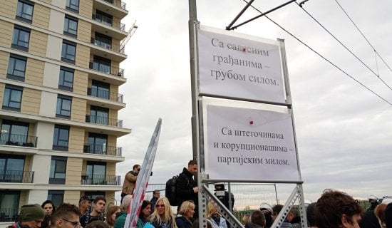 Blokada Starog savskog mosta: Policija sa dugim cevima, građani uzvikuju "Koga se bojite?" (FOTO/VIDEO) 12