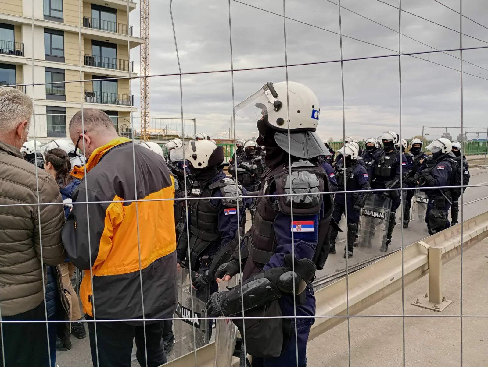 Blokada Starog savskog mosta: Policija sa dugim cevima, građani uzvikuju "Koga se bojite?" (FOTO/VIDEO) 2