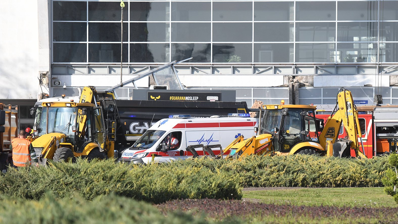 Urušio se deo Železničke stanice u Novom Sadu: Klinički centar Vojvodine se sprema za prihvat povređenih (FOTO/VIDEO) 2