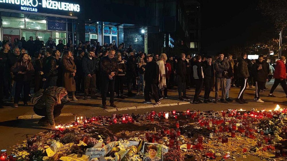 Minut ćutanja i incidenti: Protest u Novom Sadu zbog tragedije na Železničkoj stanici 11