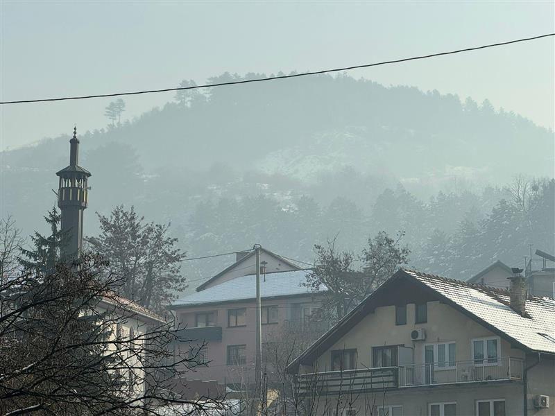 Zagađenje u Sarajevu, krovovi kuća koji se jedva vide od magle i minaret od džamije