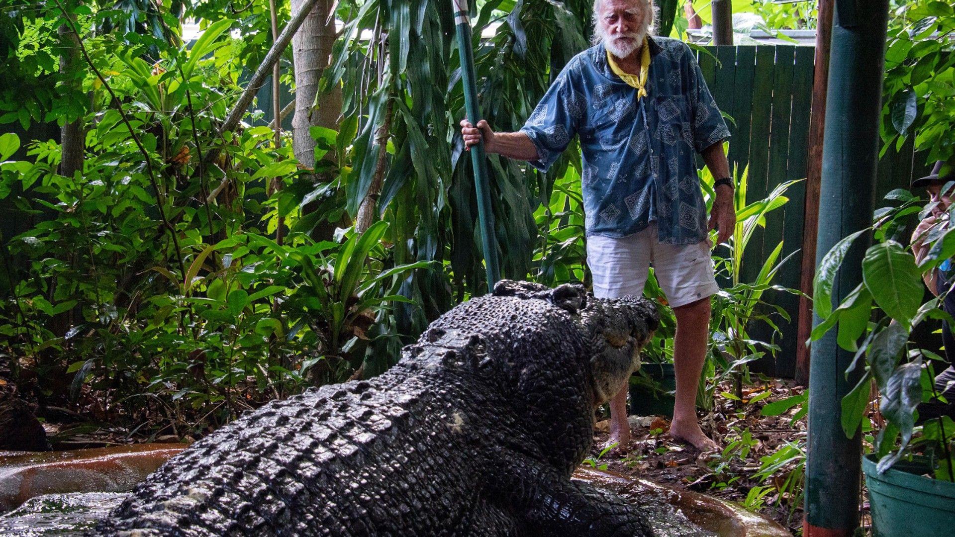 Green Island Marineland Melanesia's George Craig stands with Cassius the crocodile at the Marineland Melanesia on Green Island, Queensland, Australia, 18 March 2023Džordž Krejg stoji sa krokodilom Kasijusom u rezervate "Marineland Melanesia" na Zelenom ostrvu, Kvinslend, Australija, 18. mart 2023.