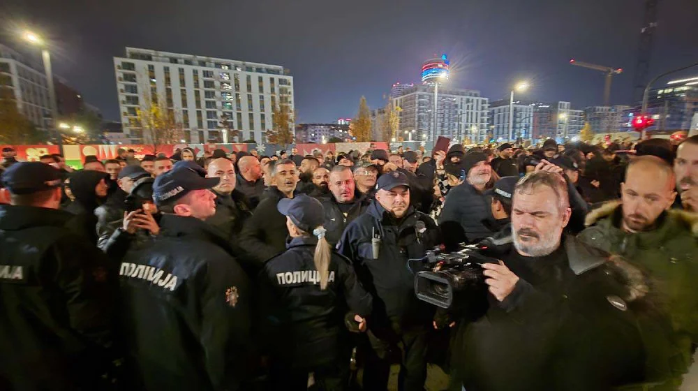 Ko je tukao demonstrante tokom blokade Beograda na vodi? 11