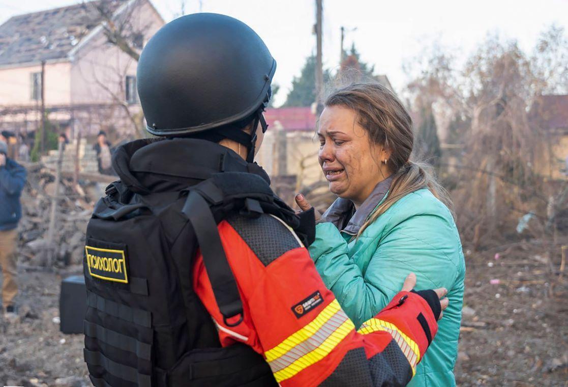 psiholog razgovara sa ženom na mestu napada 