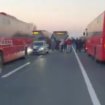 (VIDEO) Autobus iz Mladenovca se pokvario u Malom Požarevcu, putnici na sat vremena blokirali tu deonicu 11