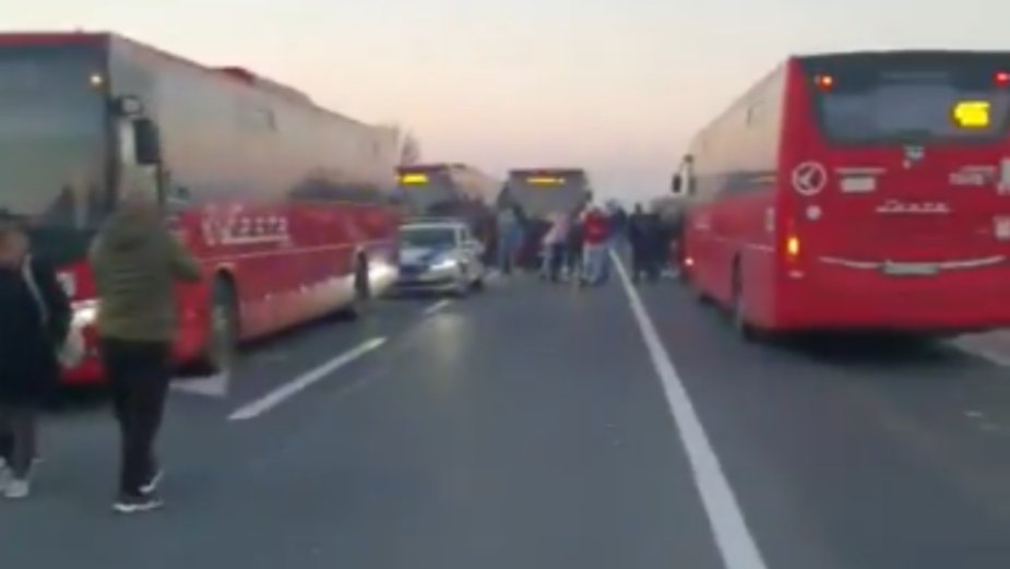 (VIDEO) Autobus iz Mladenovca se pokvario u Malom Požarevcu, putnici na sat vremena blokirali tu deonicu 1