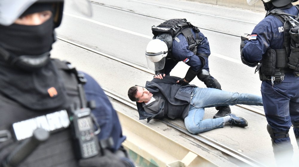 Fantomke, hapšenje Manojlovića, ispadanje pištolja: Da li je policija tokom protesta postupala po zakonu? 10