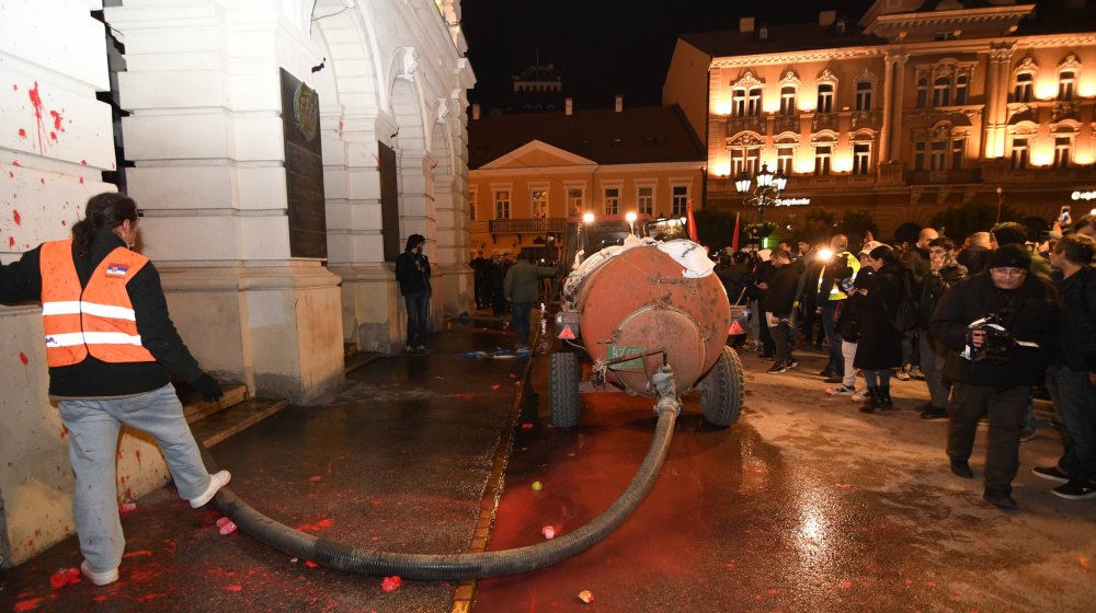 Poljoprivrednik koji je vozio traktor sa cisternom na protestu u NS za Danas: "Oni 12 godina bacaju fekalije na nas" 11