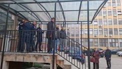 Poslanici blokirali zgradu suda u Novom Sadu, policija u opremi za razbijanje demonstracija potiskuje poslanike (FOTO, VIDEO) 4