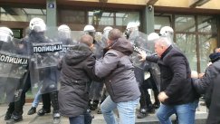 Počela blokada suda u Novom Sadu: Okršaj sa policijom, Milivojević, Grbović i Lazović ušli u sud (FOTO, VIDEO) 3