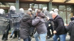 Završena blokada suda u Novom Sadu: Posle okršaja sa policijom, nekoliko poslanika ušlo u sud, ročišta danas nije bilo (FOTO, VIDEO) 3