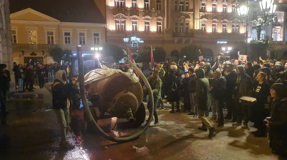 Batut reagovao na izlivanje cisterne Miše Bačulova na protestu, a ćutao na "fekalno jezero" u Krnjači 7