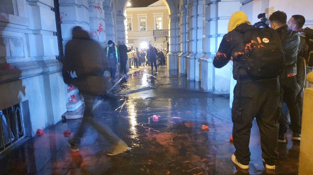 Na protestu u Novom Sadu istovarene fekalije na Gradsku kuću (VIDEO, FOTO) 1