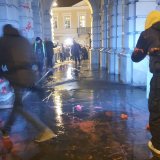 Na protestu u Novom Sadu istovarene fekalije na Gradsku kuću (VIDEO, FOTO) 4