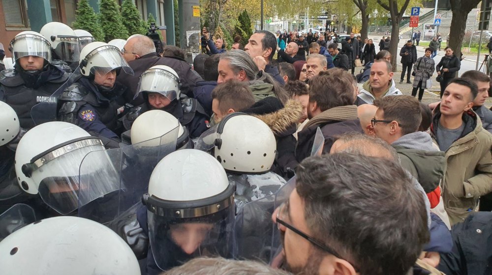 Počela blokada suda u Novom Sadu: Okršaj sa policijom, Srđan Milivojević ušao u sud (FOTO, VIDEO) 11