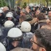 Počela blokada suda u Novom Sadu: Okršaj sa policijom, Srđan Milivojević ušao u sud (FOTO, VIDEO) 11