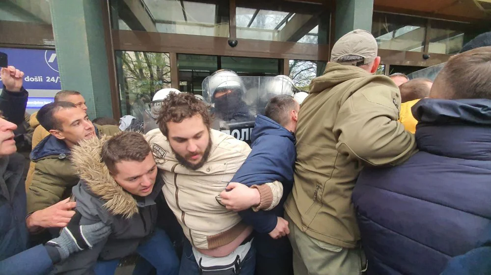 Blokada suda u Novom Sadu, treći dan: Duplo više policije nego juče, guranje ispred ulaza, polomljena vrata (FOTO, VIDEO) 1