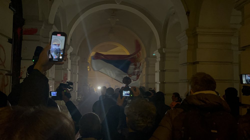 Ko je zloupotrebio emociju protesta u Novom Sadu: Reporter Danasa u prvim redovima ispred Gradske kuće (VIDEO) 12