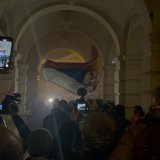 Ko je zloupotrebio emociju protesta u Novom Sadu: Reporter Danasa u prvim redovima ispred Gradske kuće (VIDEO) 10