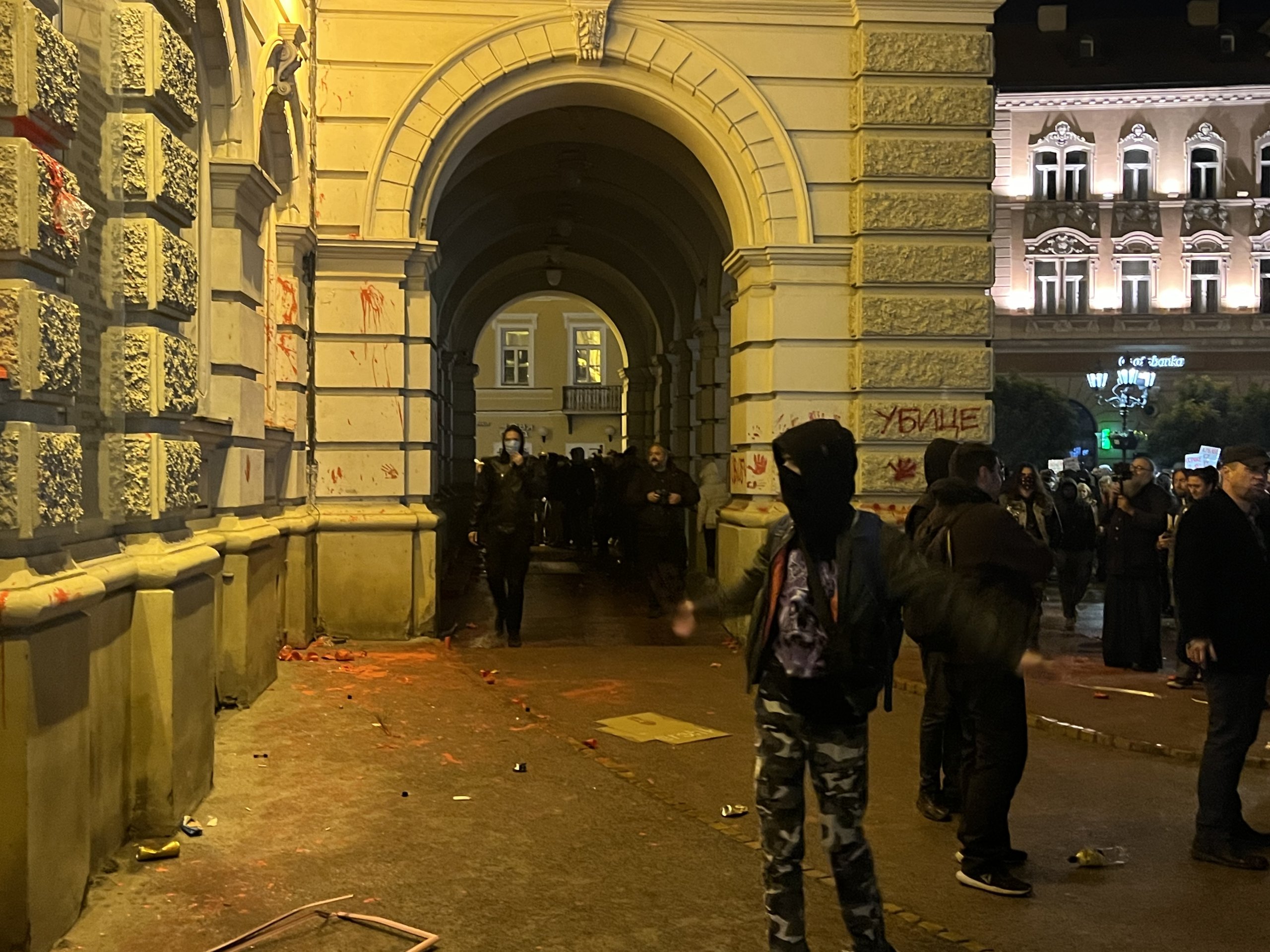 Ko je zloupotrebio emociju protesta u Novom Sadu: Reporter Danasa u prvim redovima ispred Gradske kuće (VIDEO) 4