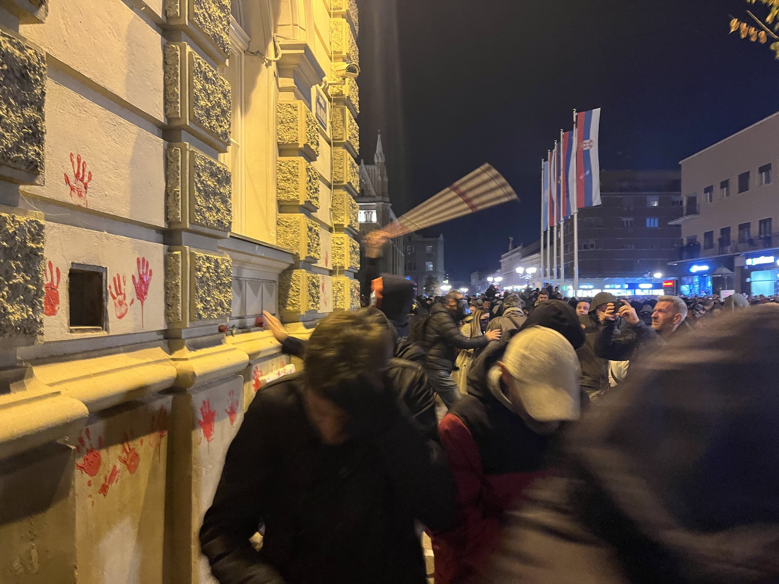 Ko je zloupotrebio emociju protesta u Novom Sadu: Reporter Danasa u prvim redovima ispred Gradske kuće (VIDEO) 5