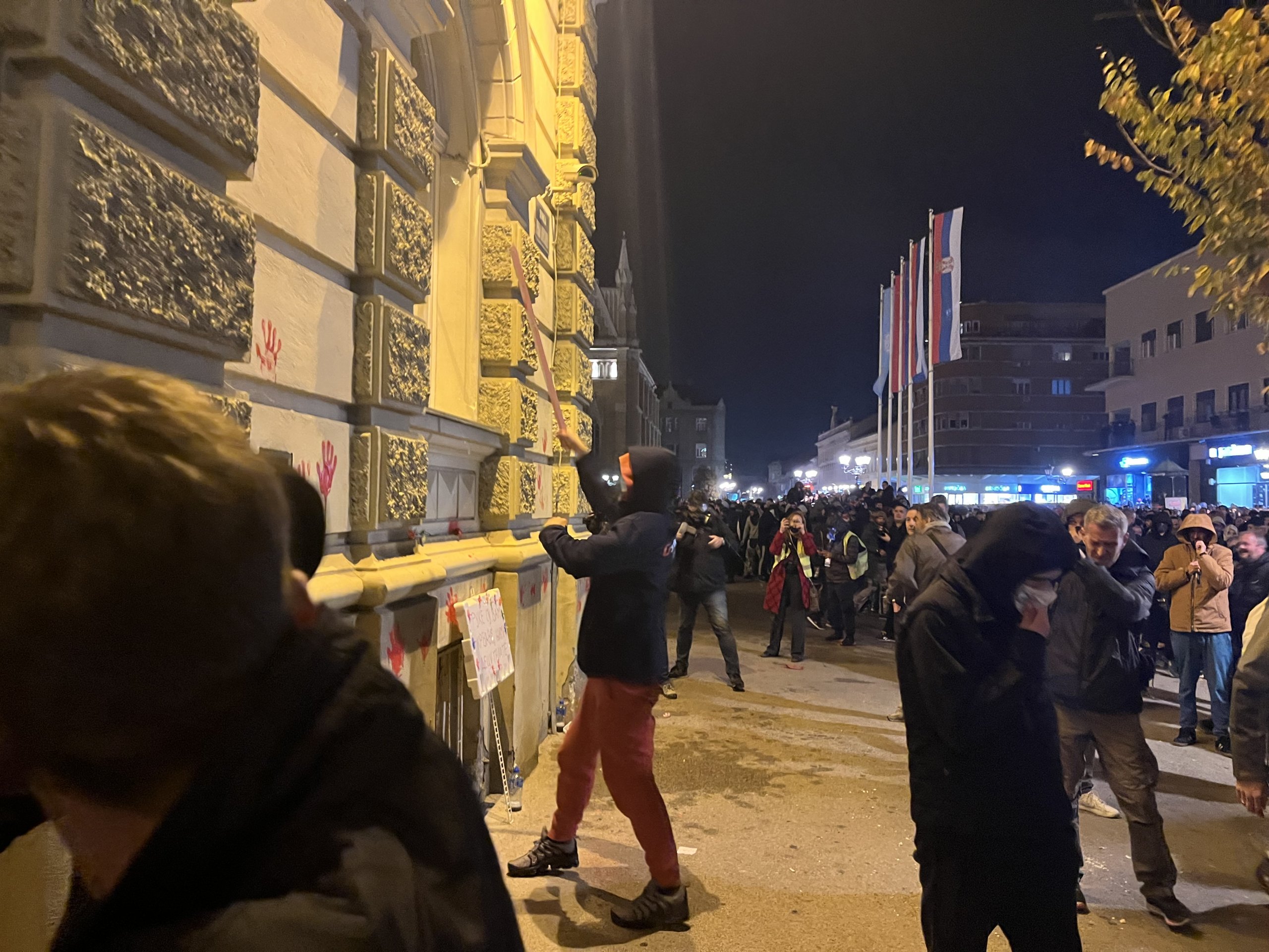 Ko je zloupotrebio emociju protesta u Novom Sadu: Reporter Danasa u prvim redovima ispred Gradske kuće (VIDEO) 3