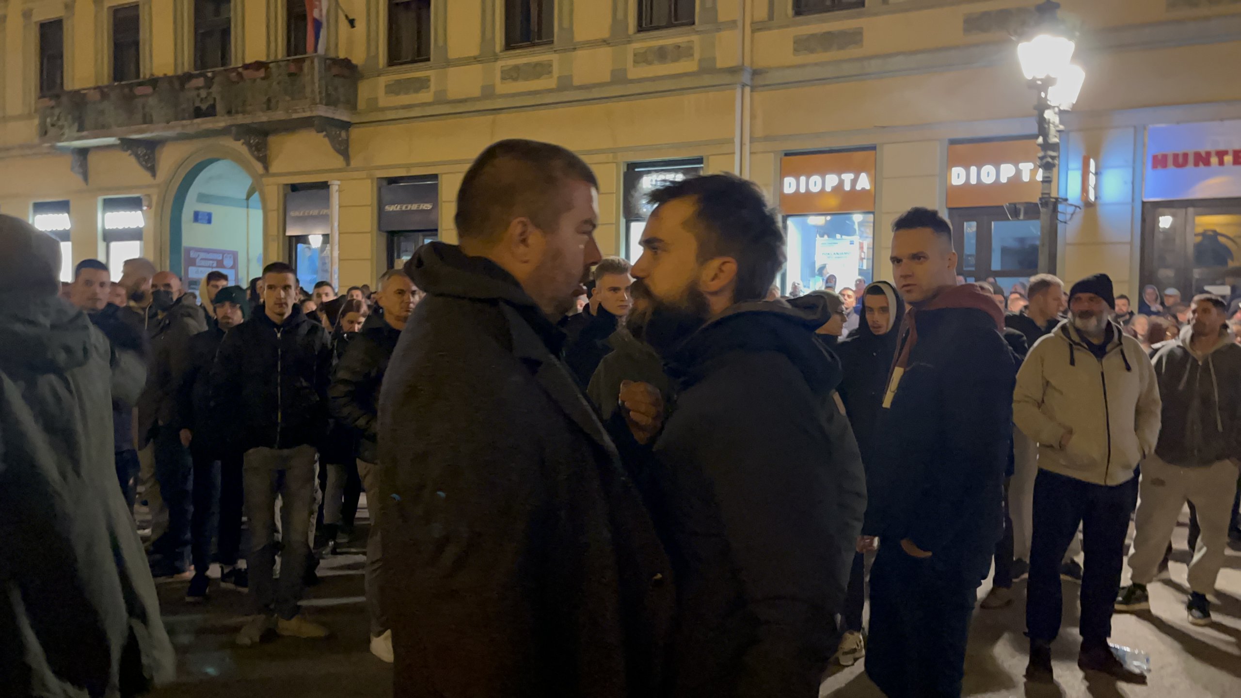 Ko je zloupotrebio emociju protesta u Novom Sadu: Reporter Danasa u prvim redovima ispred Gradske kuće (VIDEO) 7