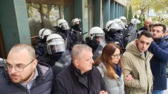 Poslanici blokirali zgradu suda u Novom Sadu, policija u opremi za razbijanje demonstracija potiskuje poslanike (FOTO, VIDEO) 2