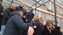 Poslanici blokirali zgradu suda u Novom Sadu, policija u opremi za razbijanje demonstracija potiskuje poslanike (FOTO, VIDEO) 6