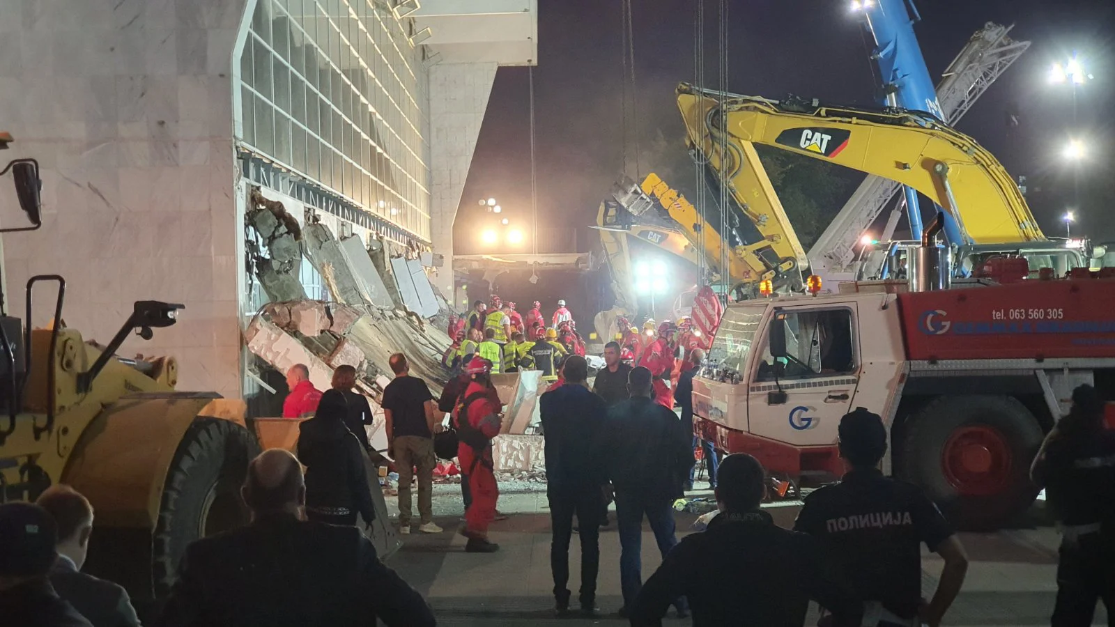 Urušio se deo Železničke stanice u Novom Sadu: Četrnaestoro poginulih, među njima državljanin Severne Makedonije i devojčica od šest godina (FOTO/VIDEO) 2